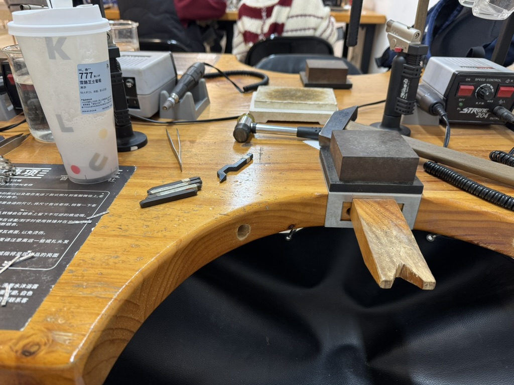 做戒指的工作台